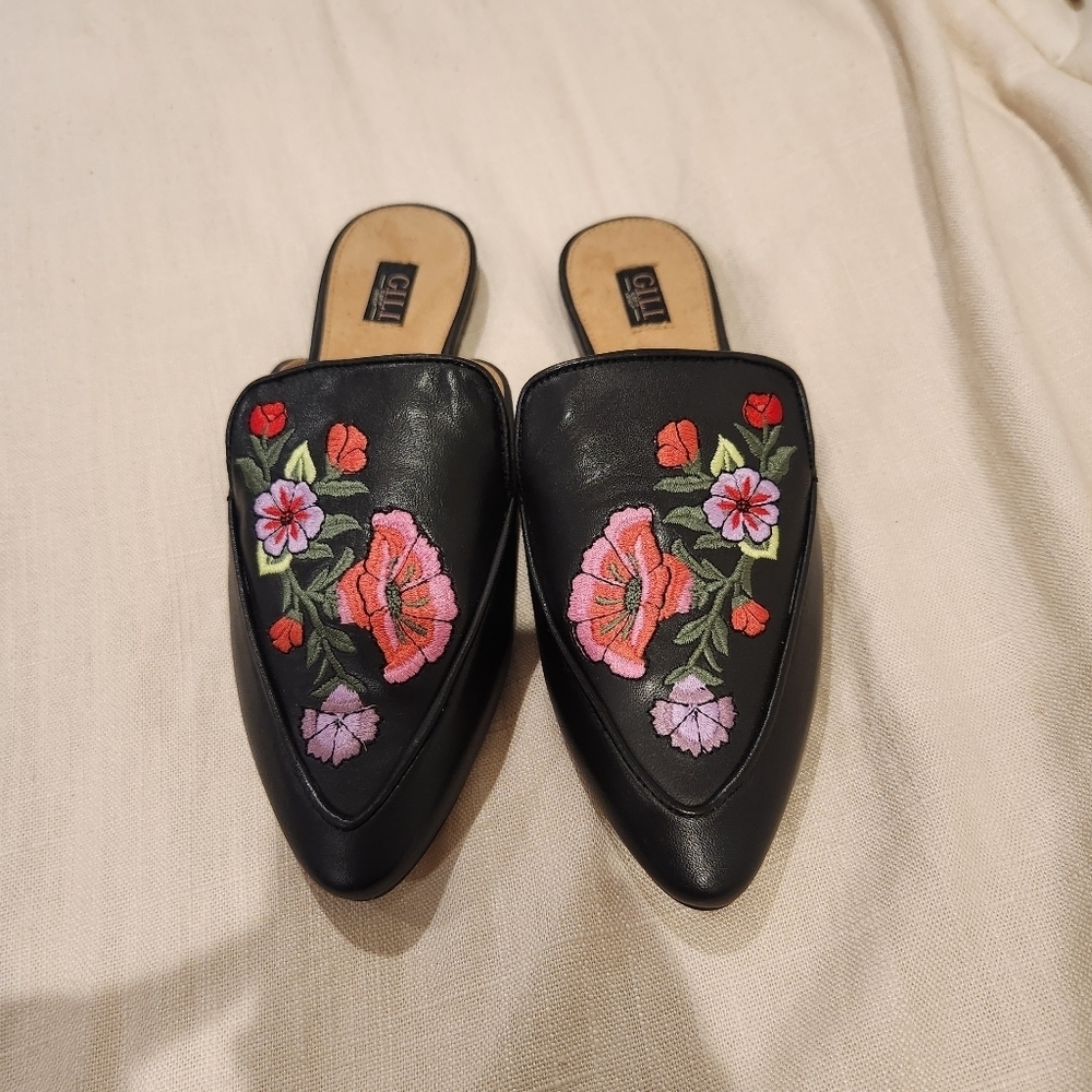 G.I.L.I black leather embroidered Mule womens size 5 EUC